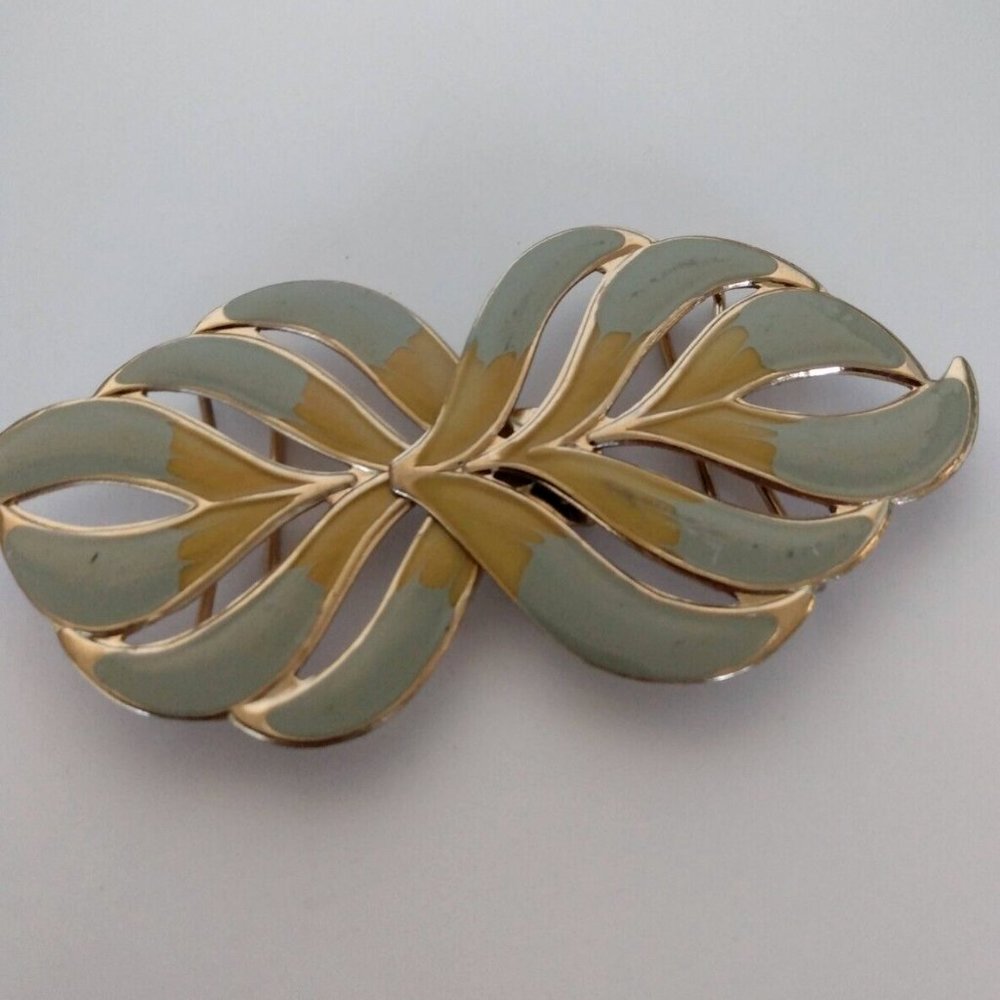 Metallic Interlocking Leaf Shape Belt Buckle